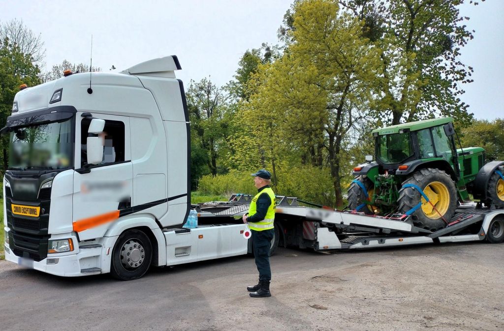 inspektorzy, kontrola, ciężarówka, przewóz ciągnika