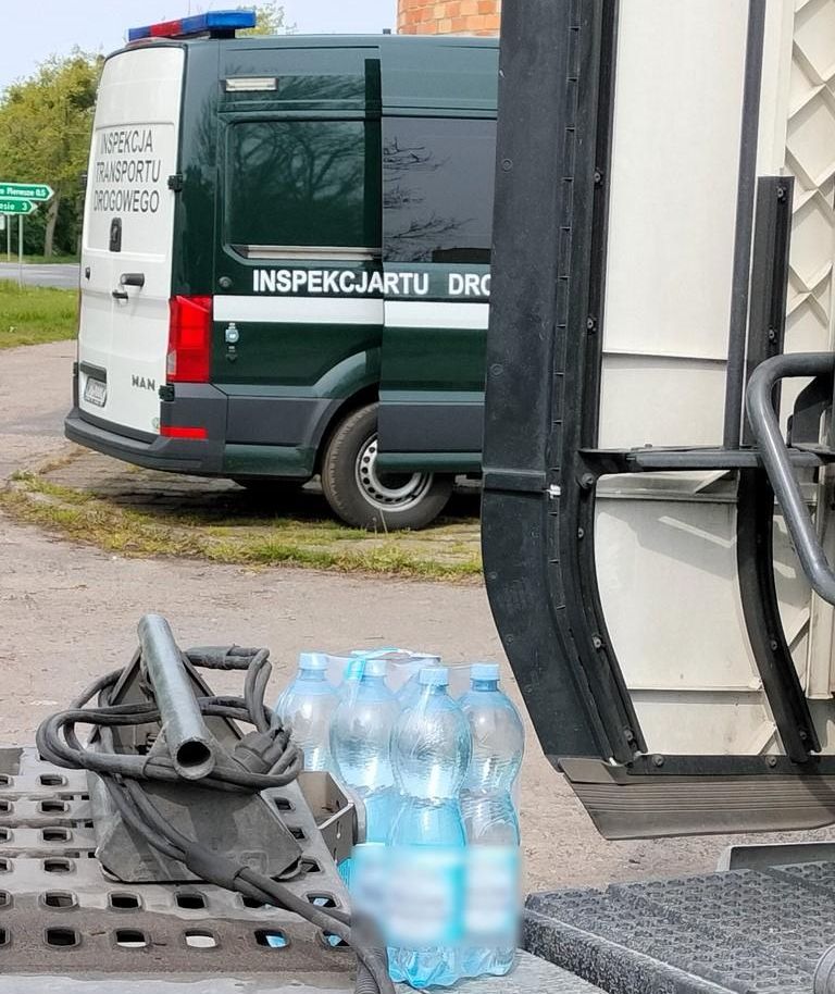 inspektorzy, kontrola, ciężarówka, przewóz ciągnika