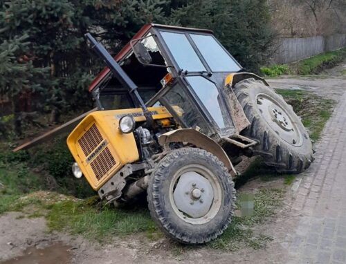 kolizja, ciągnik w rowie, pijany traktorzysta, konfiskata pojazdu