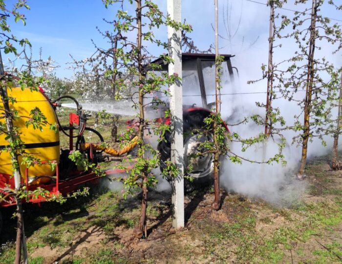 sad owocowy, ciągnik, opryskiwacz, pożar ciągnika
