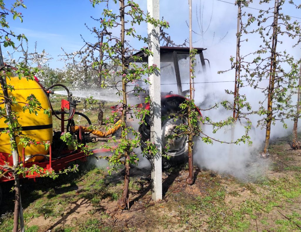 sad owocowy, ciągnik, opryskiwacz, pożar ciągnika