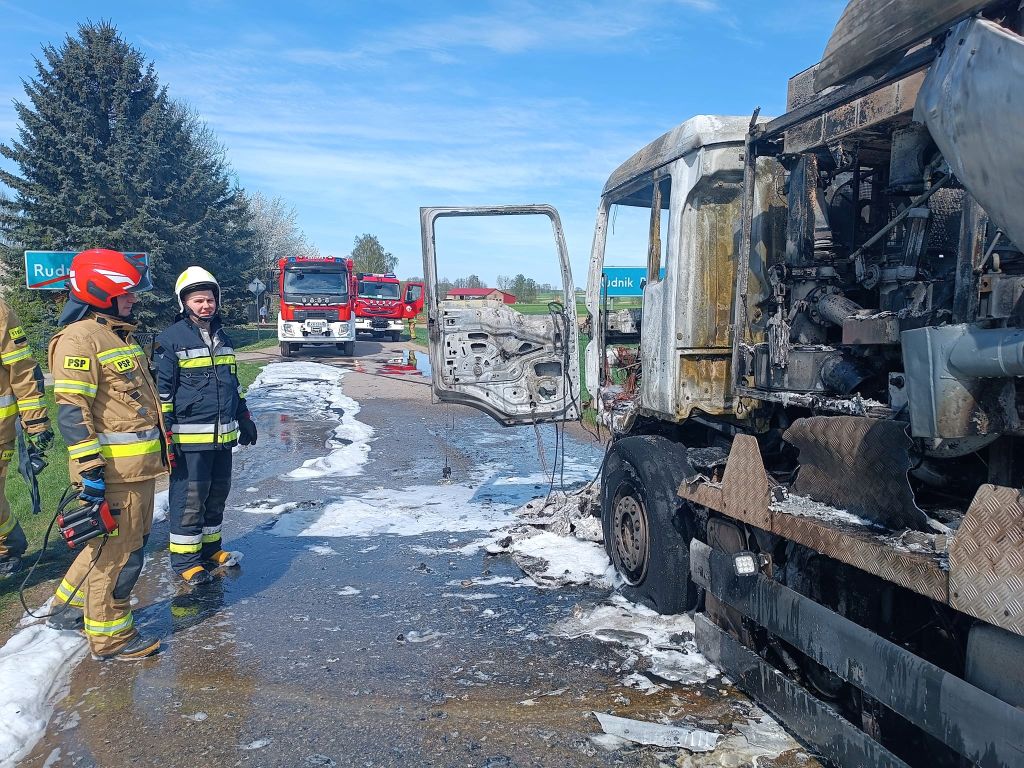 pożar, ciężarówka, zboże, akcja gaśnicza