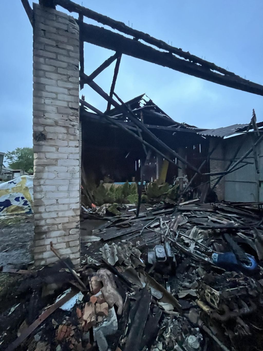 pożar, budynek gospodarczy, gospodarstwo, ciągnik