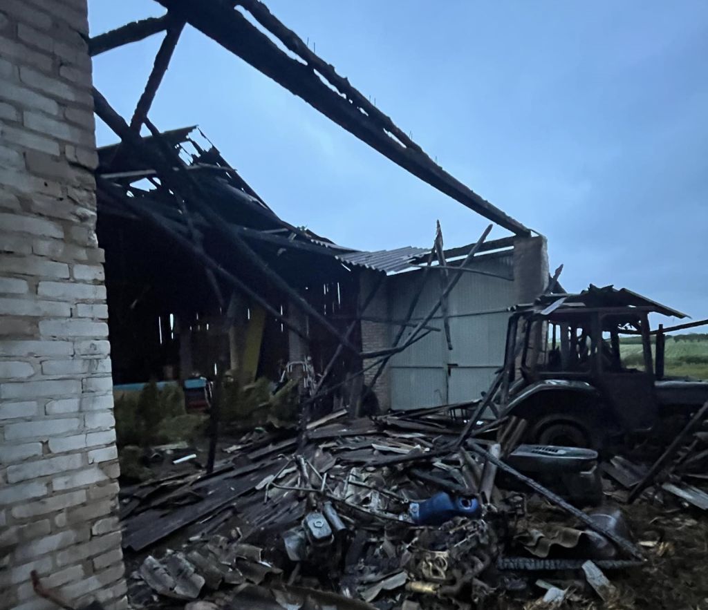 pożar, budynek gospodarczy, gospodarstwo, ciągnik