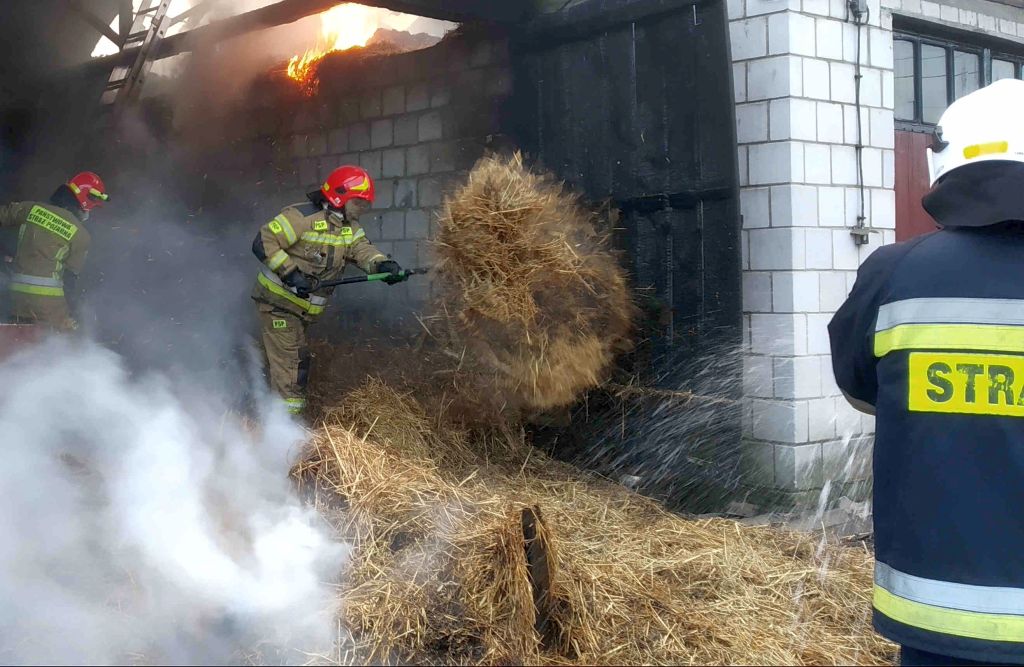 pożar, gospodarstwo, siano, poparzony mężczyzna