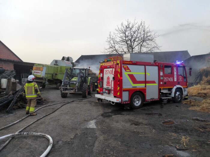km psp kalisz, pożar, gospodarstwo, budynek inwentarski