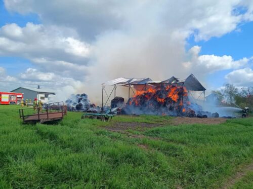 pożar, akcja gaśnicza, gospodarstwo, wiata, słoma