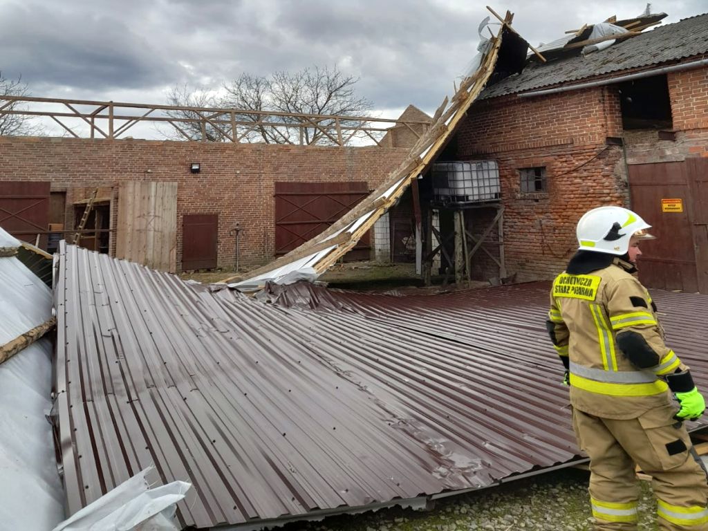 strażacy, wichura, zerwany, dach, stodoła