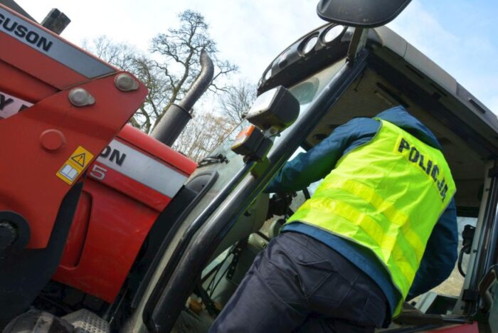 wandal, wybita szyba, ciągnik, uszkodzony traktor