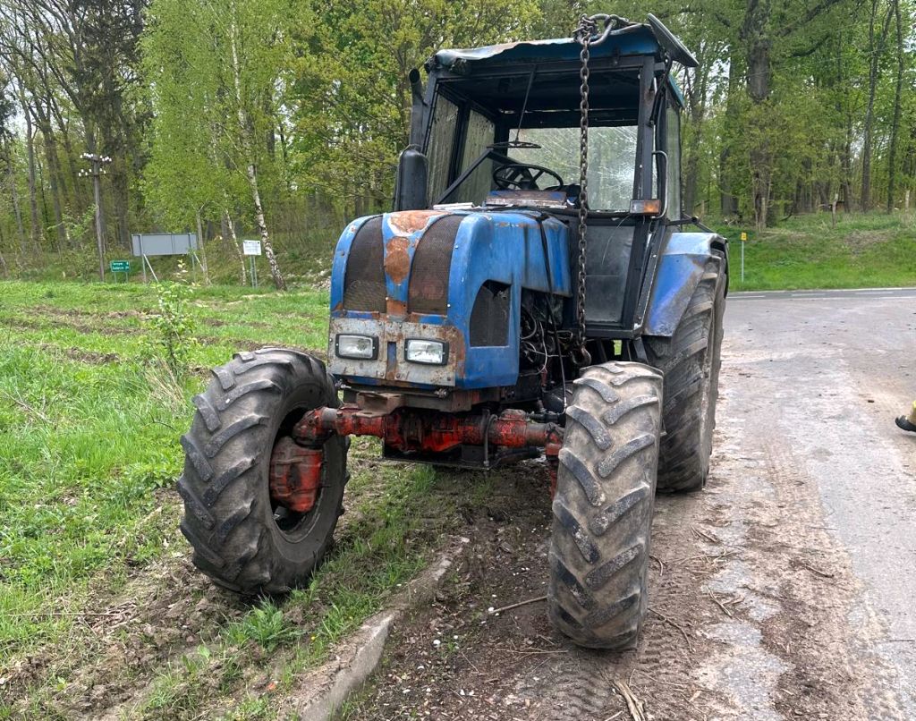 zdarzenie, wywrócona maszyna, ciągnik, przyczepa