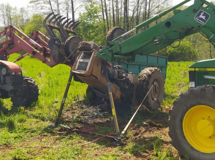wywrócony ciągnik, śmierć traktorzysty, śmierć mężczyzny, przygniecenie