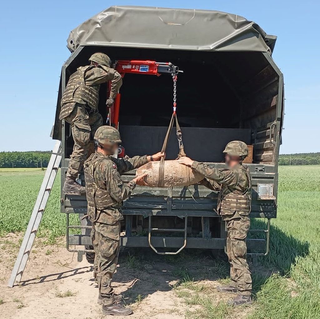 prace polowe, niewybuch, bomba lotnicza, rolnik