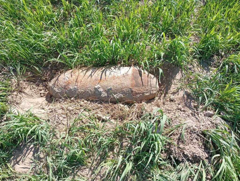 prace polowe, niewybuch, bomba lotnicza, rolnik