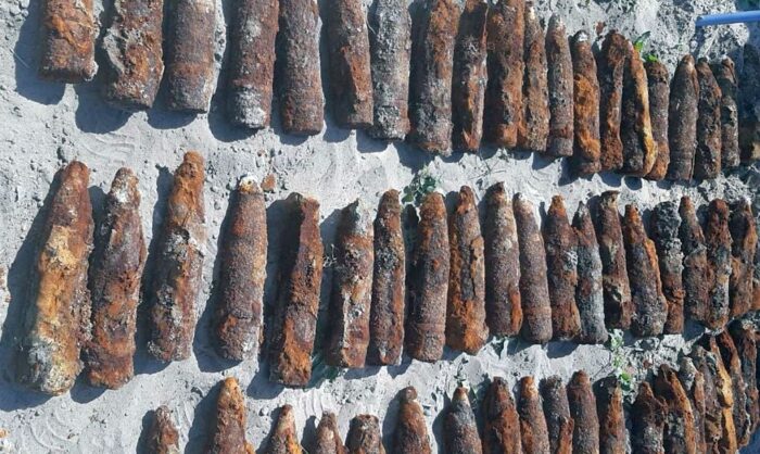 rów, operator koparki, tunele foliowe, pole, pociski