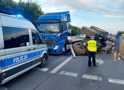zdarzenie drogowe, przewóz ciągnika, ciągnik, ciężarówka
