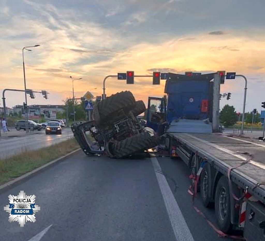 zdarzenie drogowe, przewóz ciągnika, ciągnik, ciężarówka