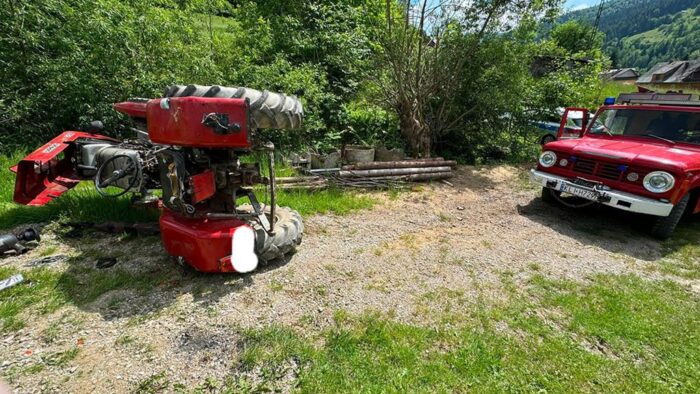 wypadek, wywrócony ciągnik, ranny traktorzysta, służby ratunkowe