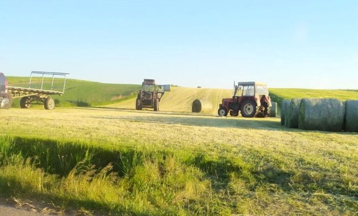 zdarzenie, prace polowe, wywrócony ciągnik, śmierć traktorzysty