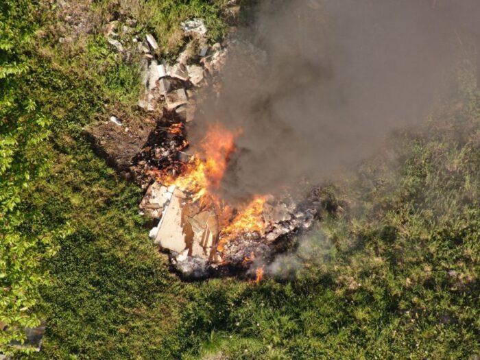 policja, dron, płomienie, wypalanie śmieci