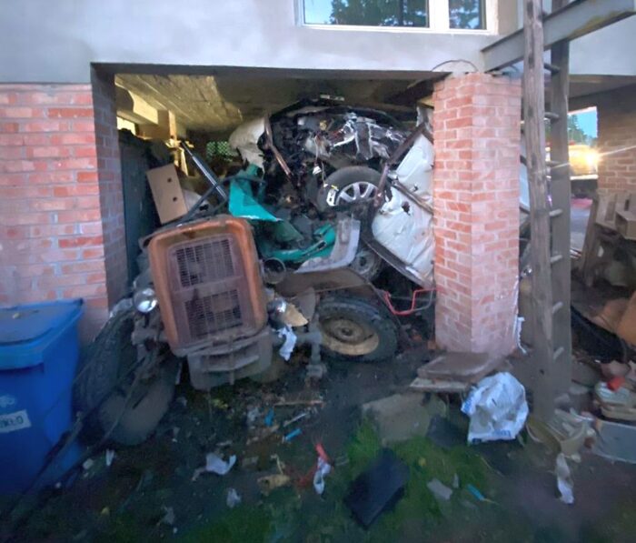 budynek gospodarczy, auto, ciągnik, maluch