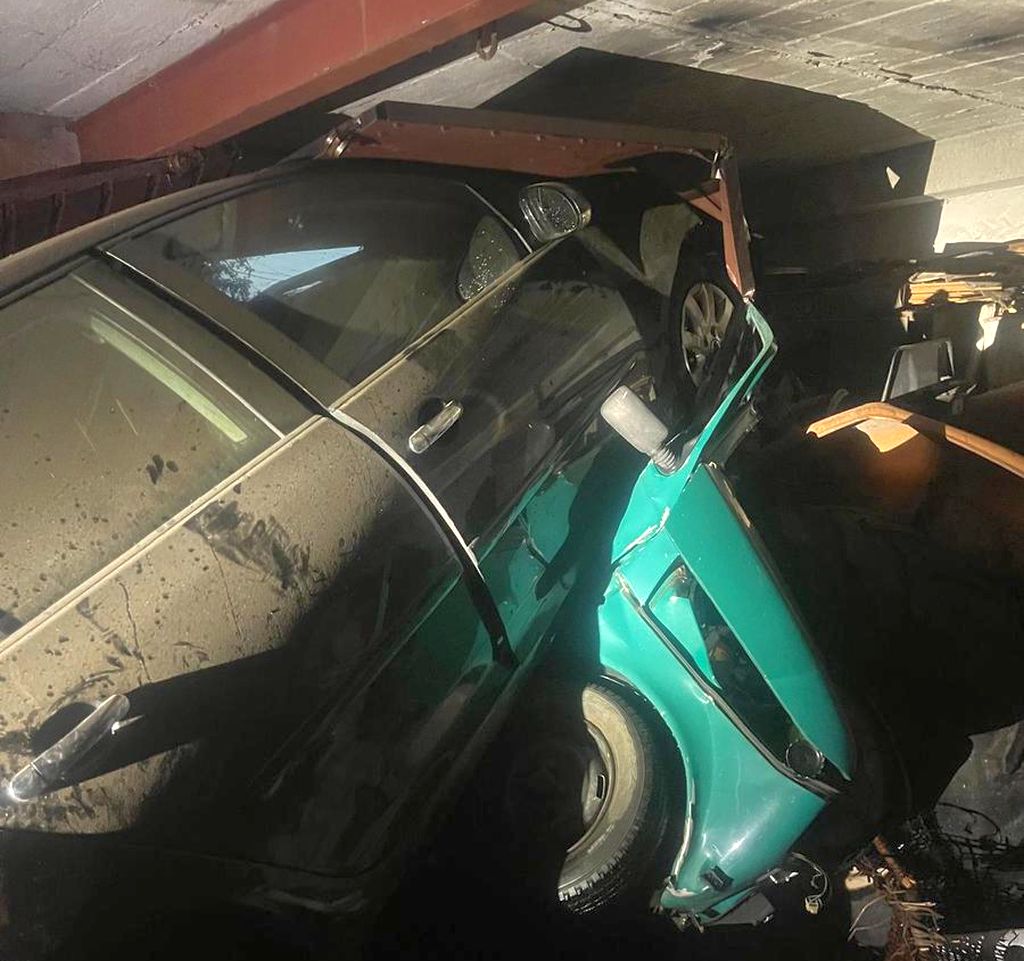 budynek gospodarczy, auto, ciągnik, maluch