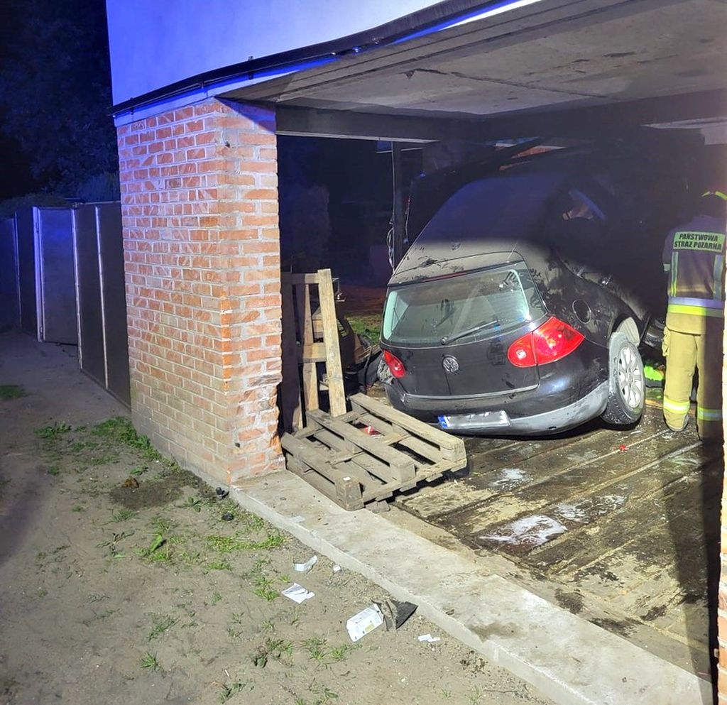 budynek gospodarczy, auto, ciągnik, maluch