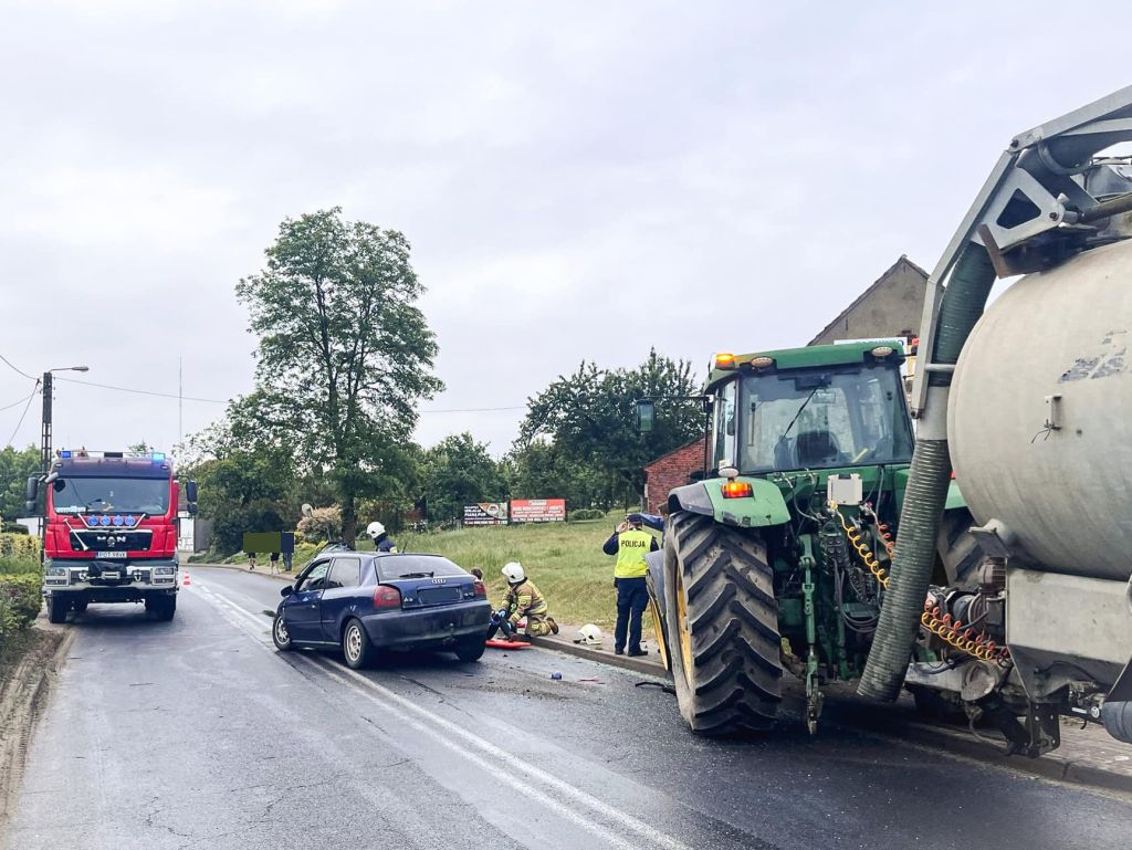 zdarzenie drogowe, zderzenie, auto, ciągnik