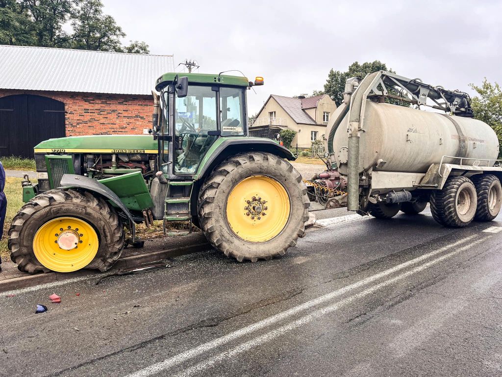 zdarzenie drogowe, zderzenie, auto, ciągnik