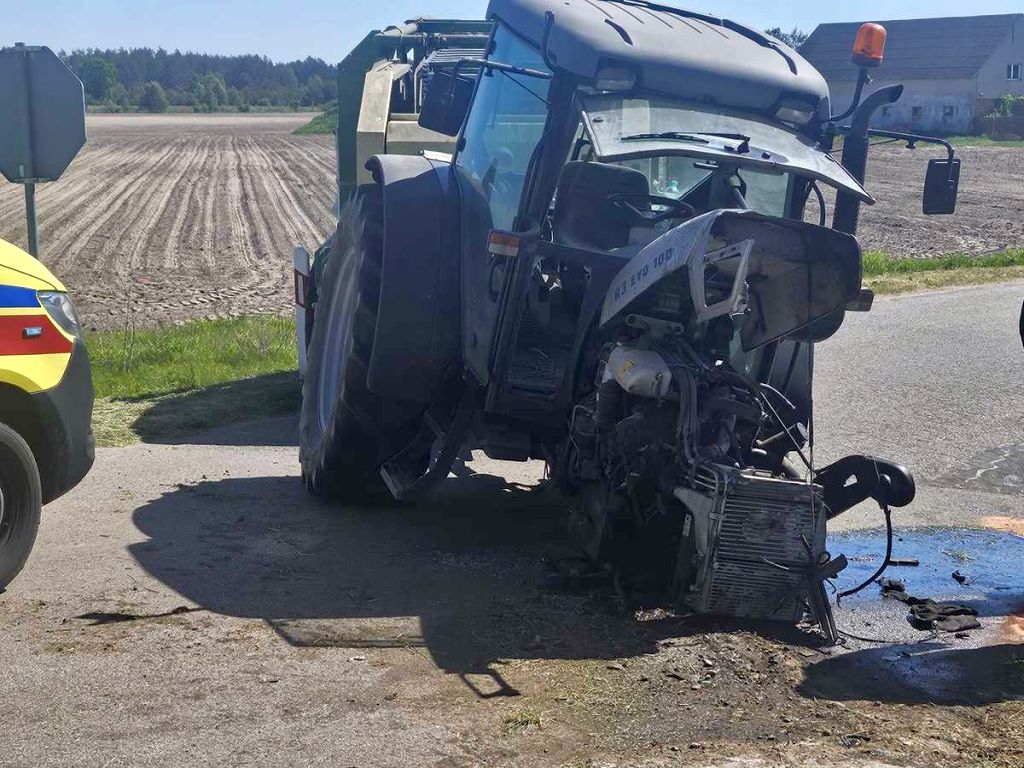 zdarzenie drogowe, zderzenie, ciągnik, pociąg