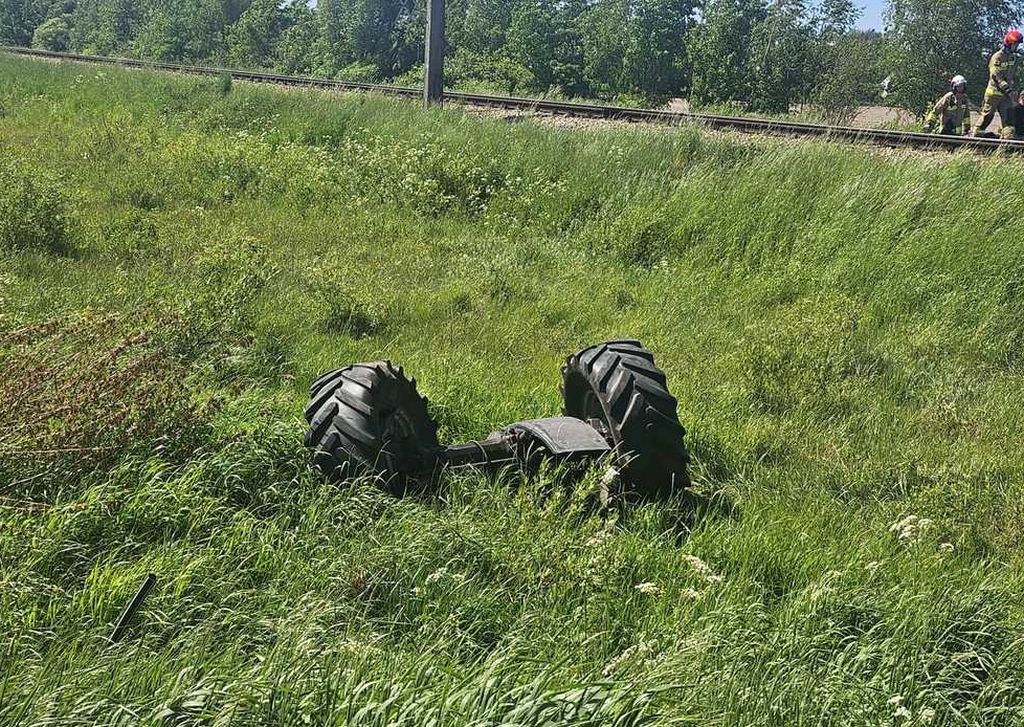zdarzenie drogowe, zderzenie, ciągnik, pociąg
