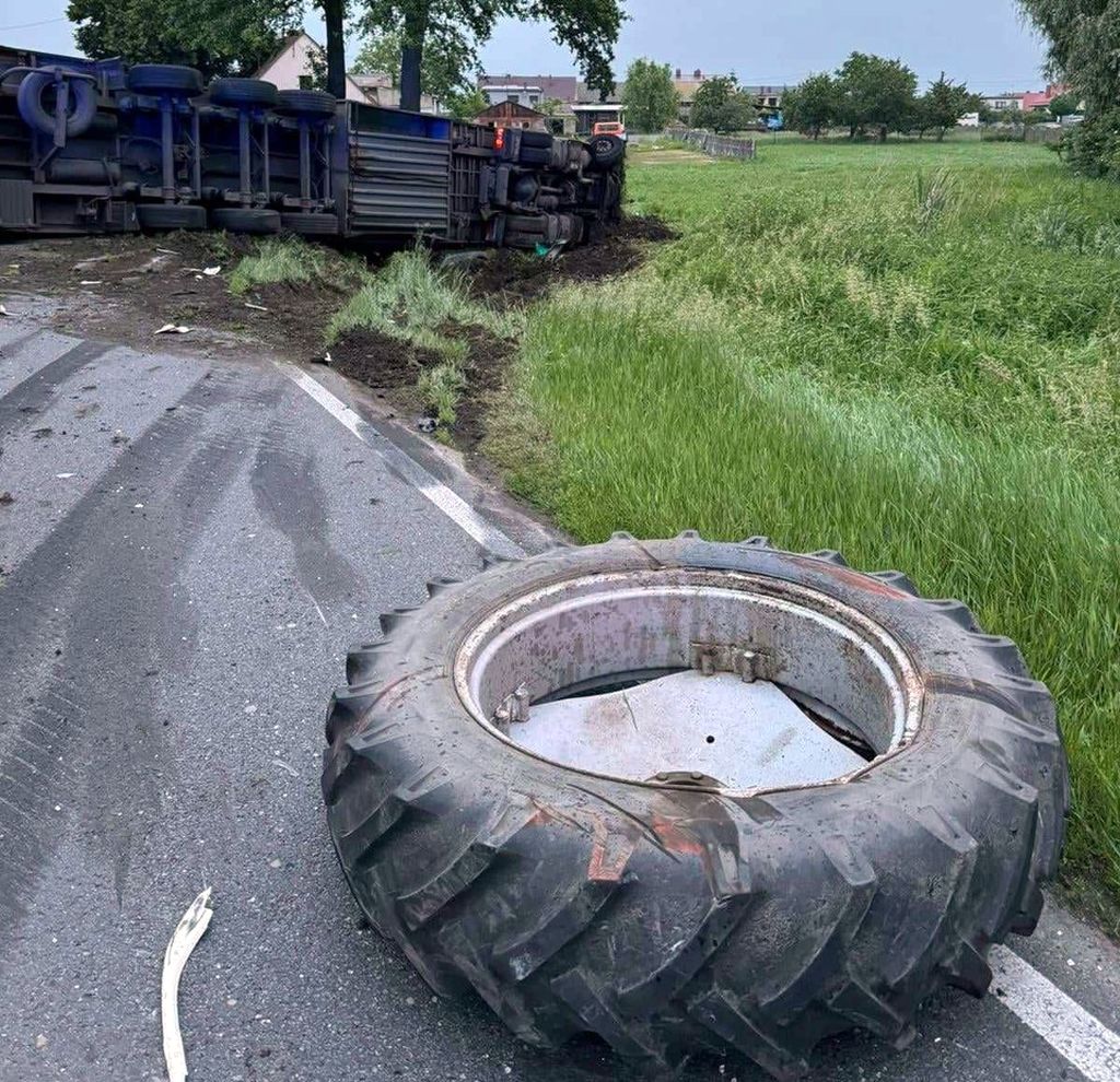 zdarzenie drogowe, zderzenie, ciężarówka, ciągnik rolniczy