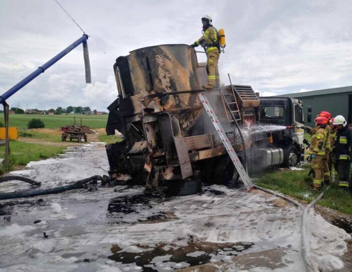 akcja gaśnicza, pożar, paszowóz, mieszalnia pasz