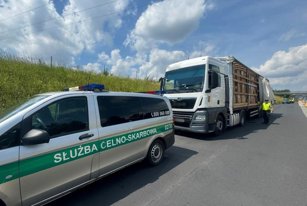 kontrola, ciężarówka, przemyt, kontrabanda, susz tytoniowy
