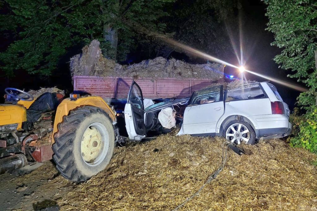 zderzenie, ciągnik, przyczepa, auto, ranny kierowca