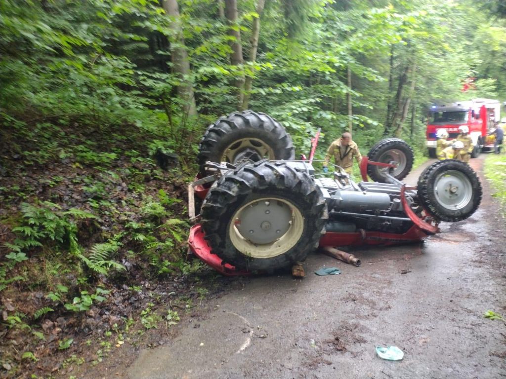 wypadek, wywrócony ciągnik, śmierć traktorzysty, akcja ratunkowa
