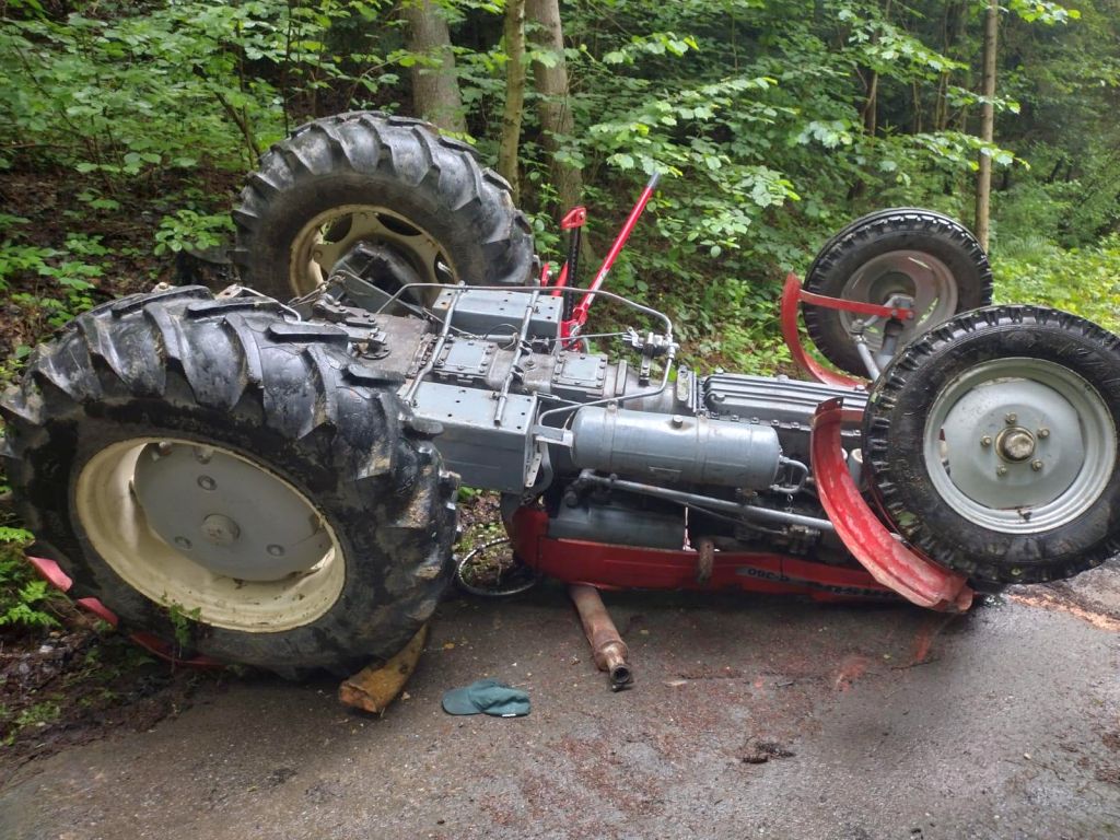 wypadek, wywrócony ciągnik, śmierć traktorzysty, akcja ratunkowa