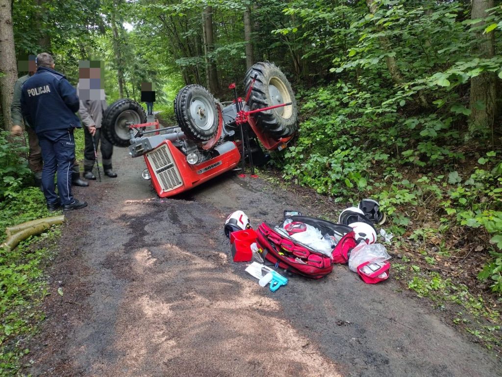 wypadek, wywrócony ciągnik, śmierć traktorzysty, akcja ratunkowa