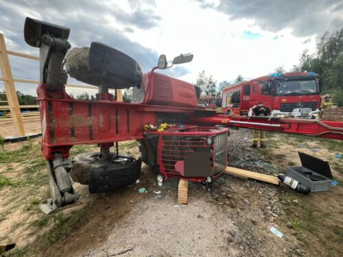 wypadek, ładowarka, wywrócona ładowarka, przygniecenie