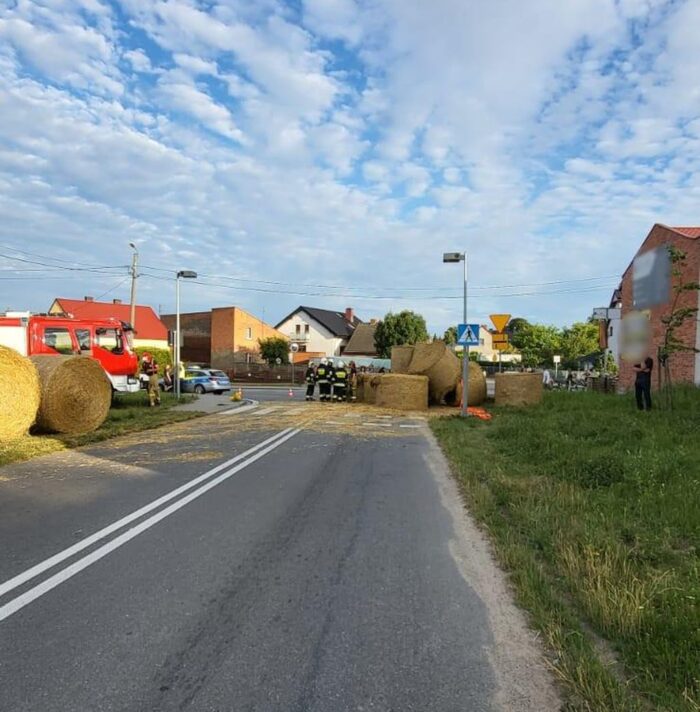 zdarzenie drogowe, laweta rolnicza, baloty słomy, przewóz słomy