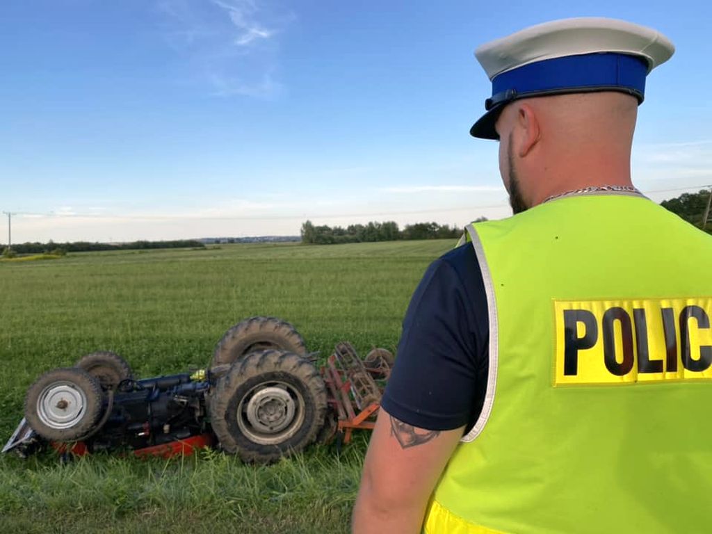 wypadek, wywrócony ciągnik, śmierć traktorzysty, przygniecenie