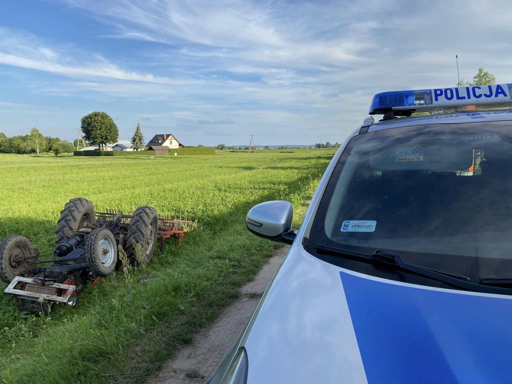 wypadek, wywrócony ciągnik, śmierć traktorzysty, przygniecenie