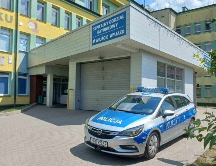 wypadek, odcięty palec, ranny mężczyzna, piła