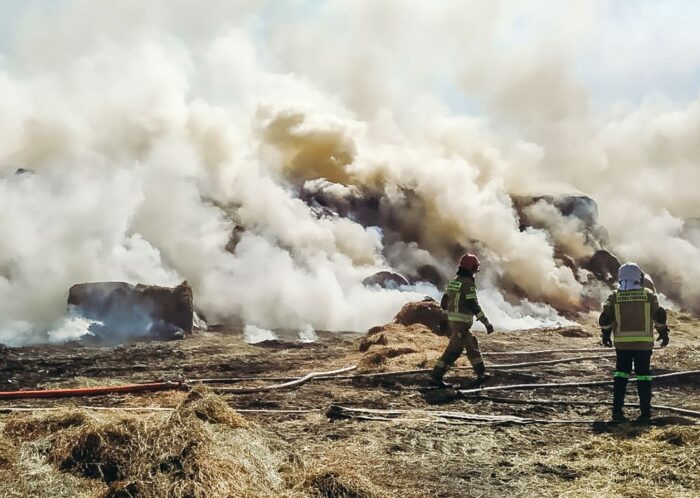 pożar, słoma, baloty słomy, podpalacz