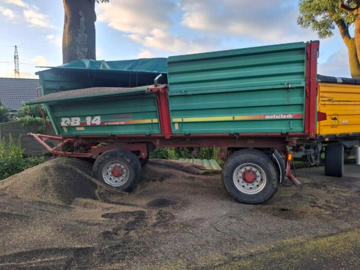 zdarzenie drogowe, zderzenie z drzewem, przyczepa, ciągnik, rzepak