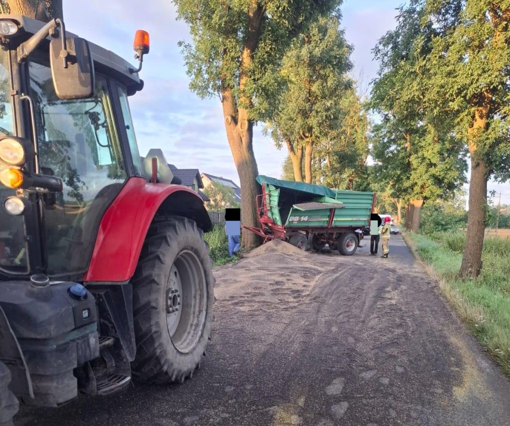 zdarzenie drogowe, zderzenie z drzewem, przyczepa, ciągnik, rzepak