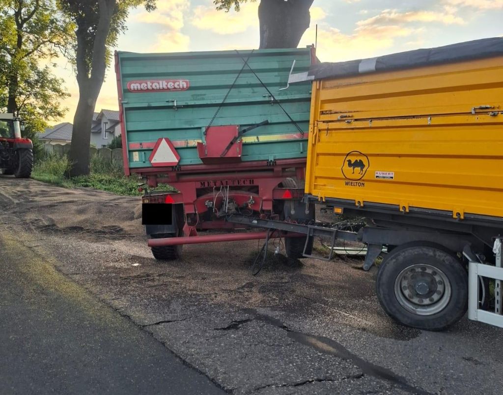 zdarzenie drogowe, zderzenie z drzewem, przyczepa, ciągnik, rzepak