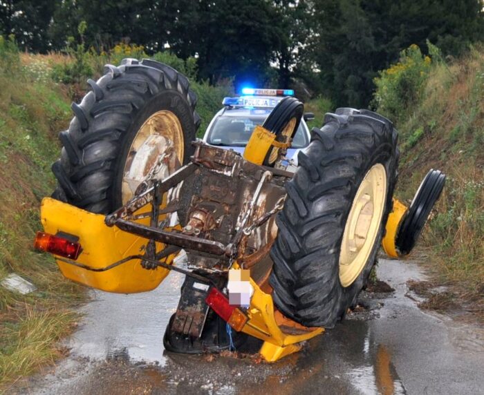 wypadek, wywrócony ciągnik, ranny traktorzysta, skarpa