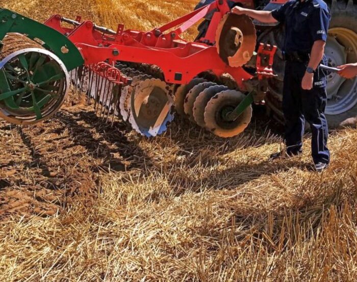 kradzież, talerze, maszyna uprawowa, pole