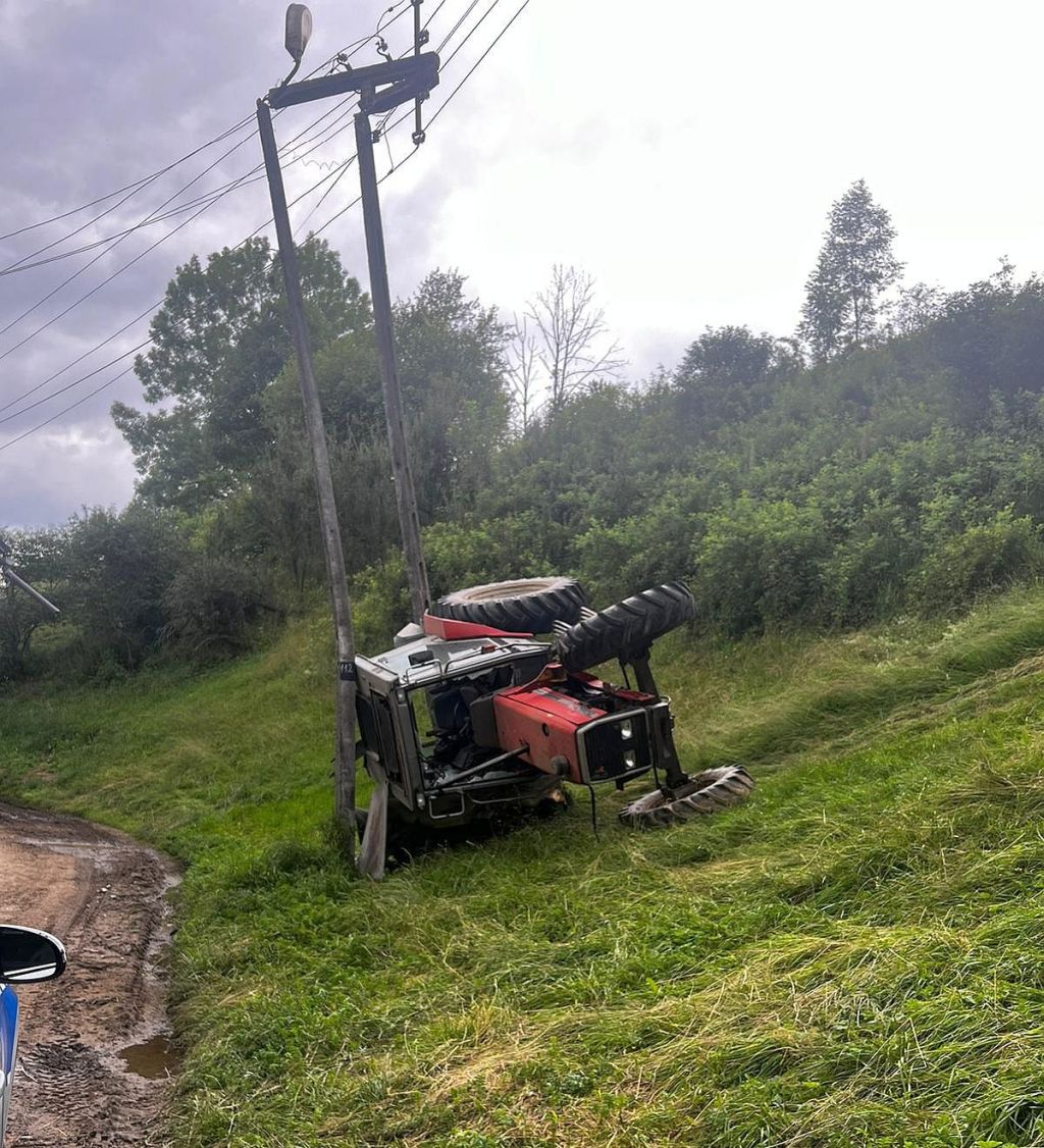 kpp zakopane, wypadek, prace polowe, wywrócony ciągnik