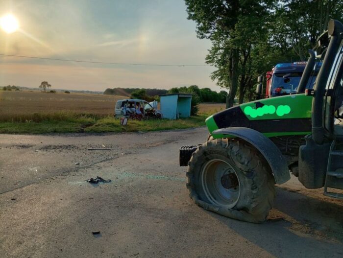 zdarzenie drogowe, zderzenie, auto, ciągnik